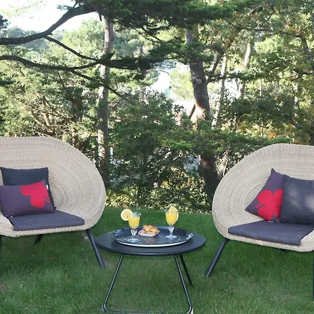 A L'ombre Des Pins 3*