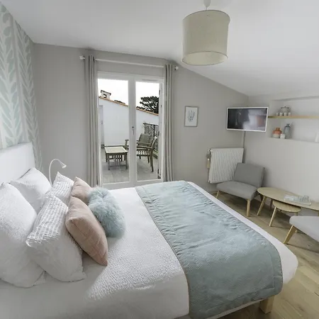 A L'ombre Des Pins Bed & Breakfast *