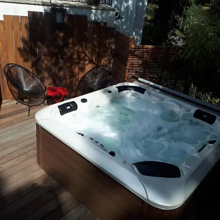 A L'ombre Des Pins 3*