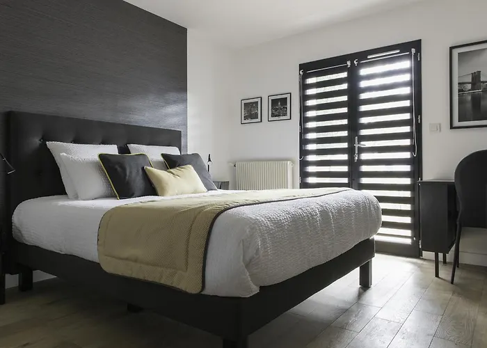 A L'ombre Des Pins 3*